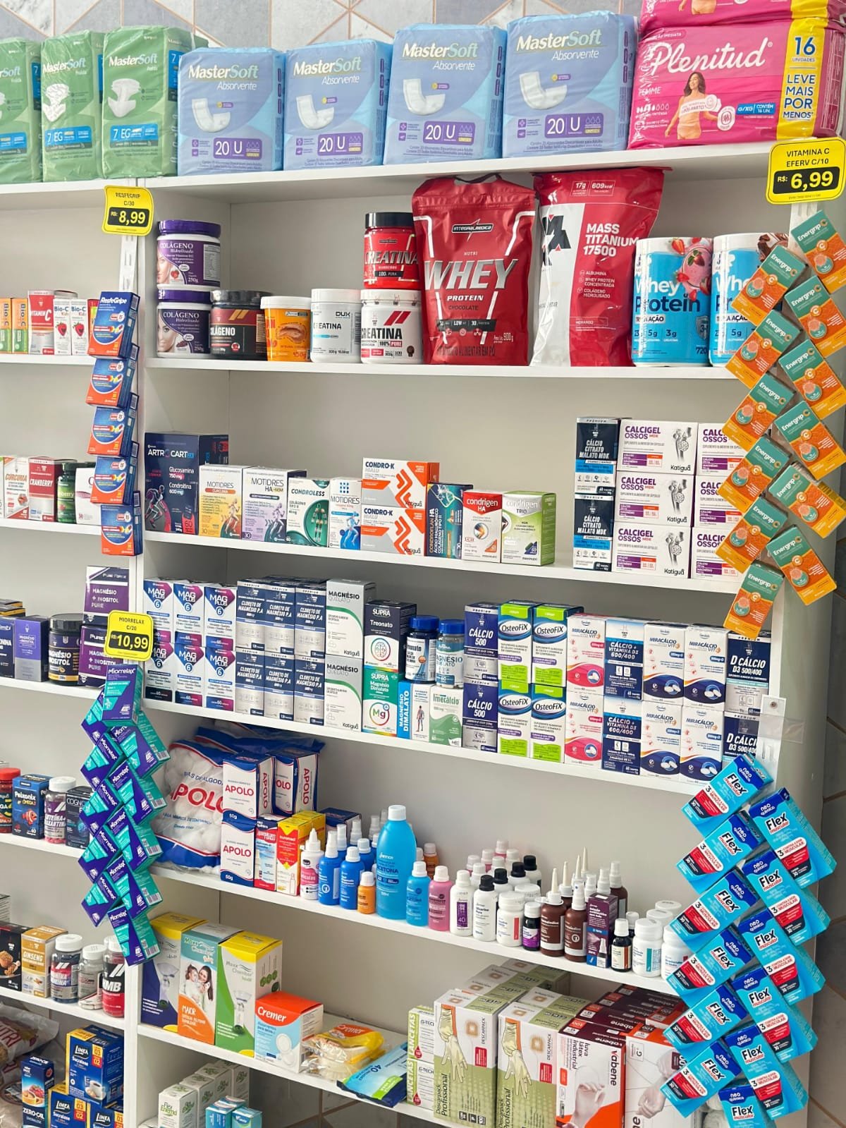 Prateleiras organizadas com medicamentos e produtos de higiene