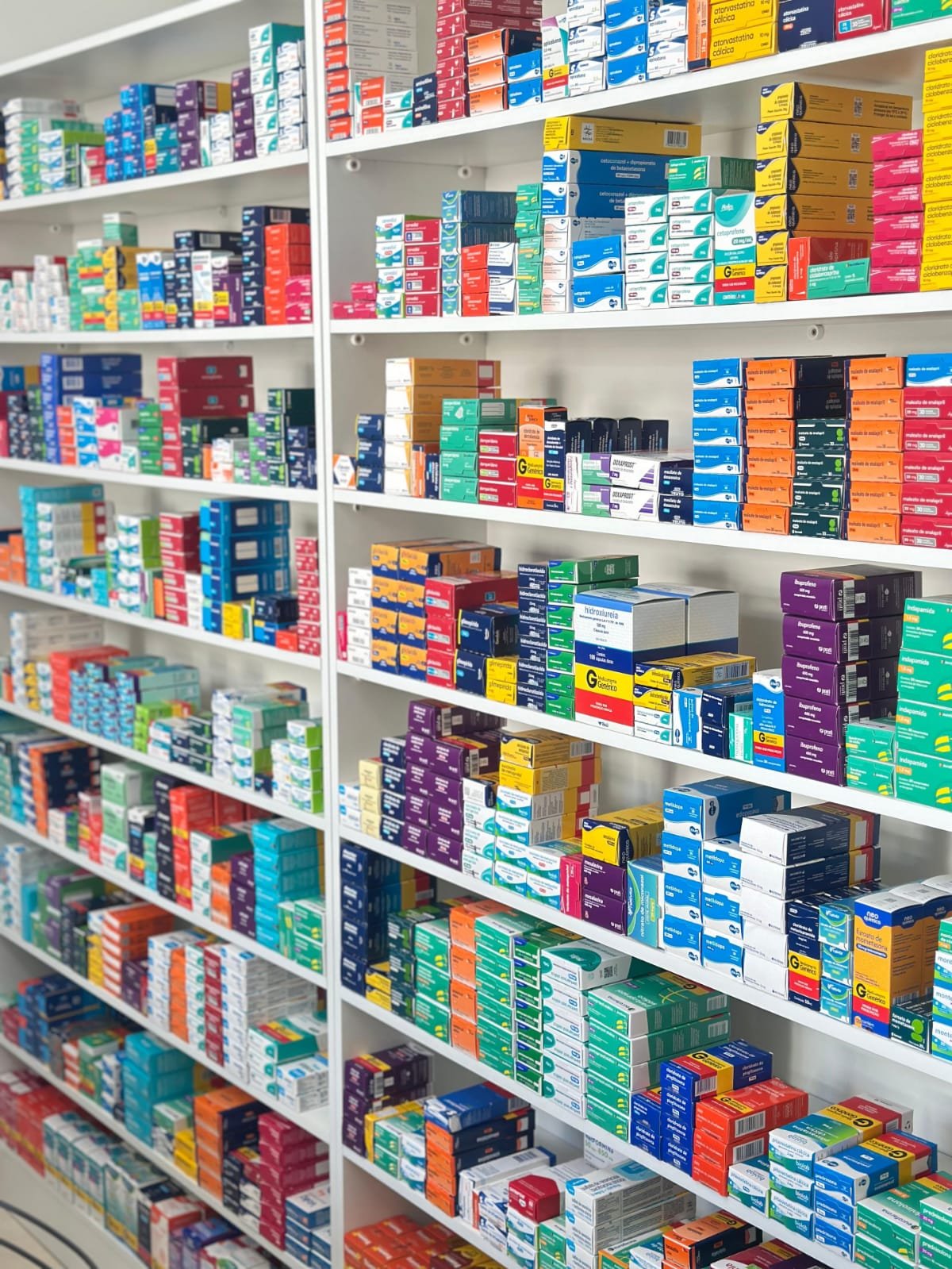 Detalhe de produtos de higiene e beleza organizados na prateleira